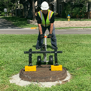 Safely lift large manholes